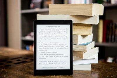iPad und Buch im Vergleich — digitales und klassisches Lesen