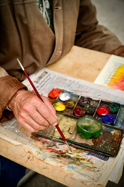 Malen mit Pinsel — kreatives Hobby für Senioren