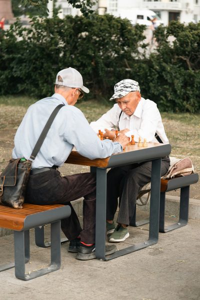 Zwei Herren spielen Schach — kognitives Training im Alter