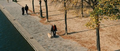 Senioren beim täglichen Spaziergang